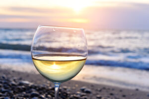 Weinglas im Sonnenuntergang