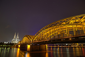 Nachtaufnahme mit beleuchtetem Kölner Dom