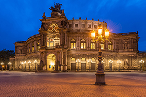 Semperoper in Dresden in blauer Stunde