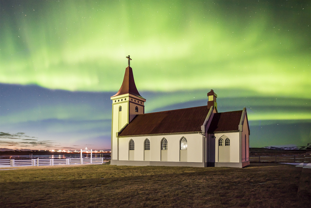 Polarlichter fotografieren: Im Vordergrund steht eine Kirche