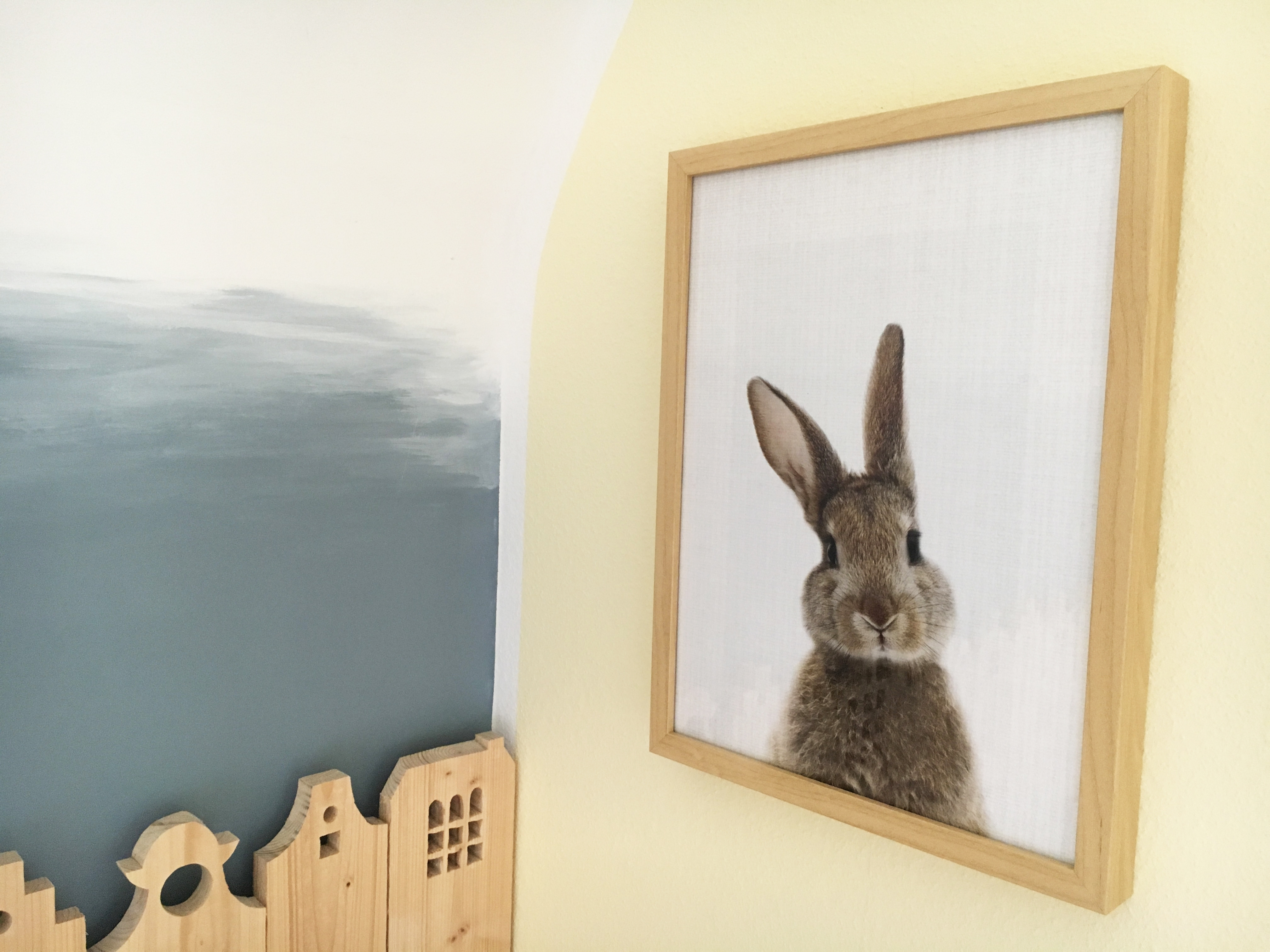 Kleiner Hase, gedruckt auf Hahnemühle Künstler-Papier im Holzrahmen - @myposter / Janine Sommer