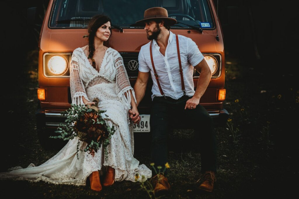 Hochzeitsbilder bearbeiten: Foto im Matt-Stil - Brautleute vor VW-Bulli
