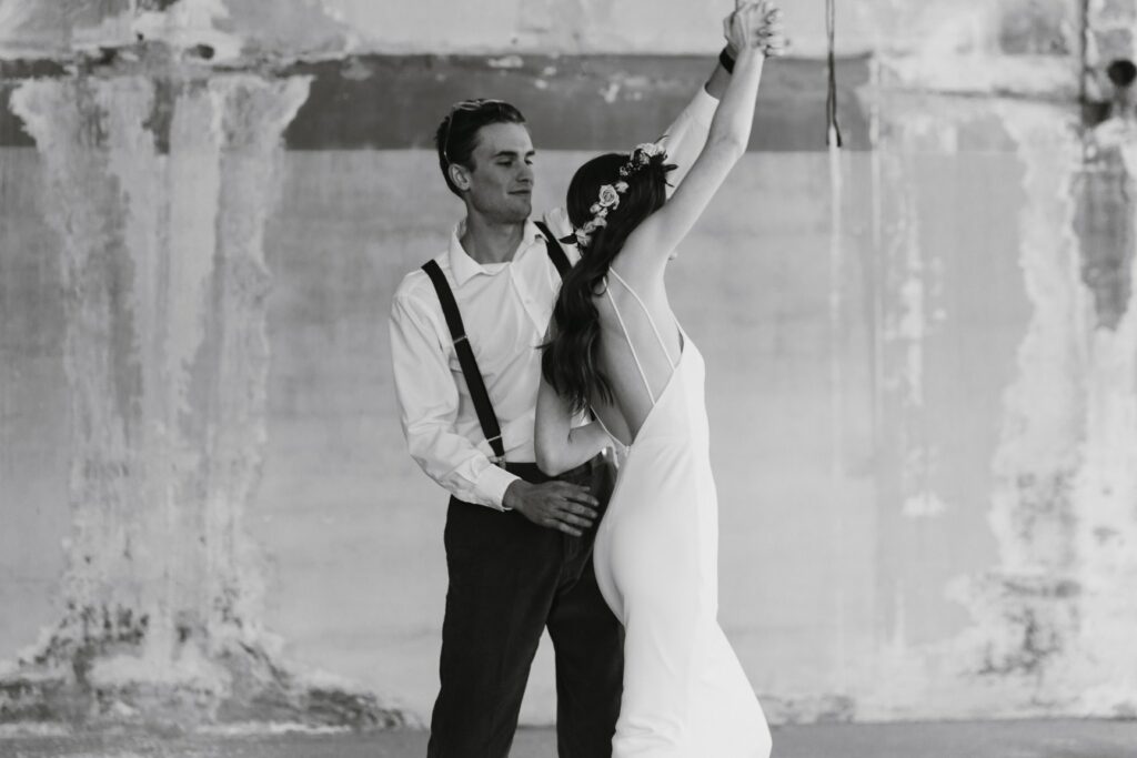 Hochzeitsbilder bearbeiten: Tanzendes Paar im Schwarz-weiß-Stil