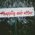 Bilder bearbeiten nach der Hochzeit: Ein Schild mit den Worten "Happily ever after" - damit alle glücklich & zufrieden sind