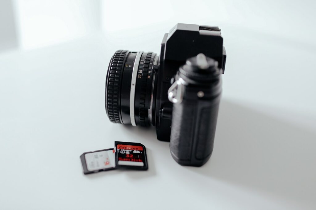 Hochzeitsbilder bearbeiten: Eine Foto-Kamera mit 2 SD-Karten