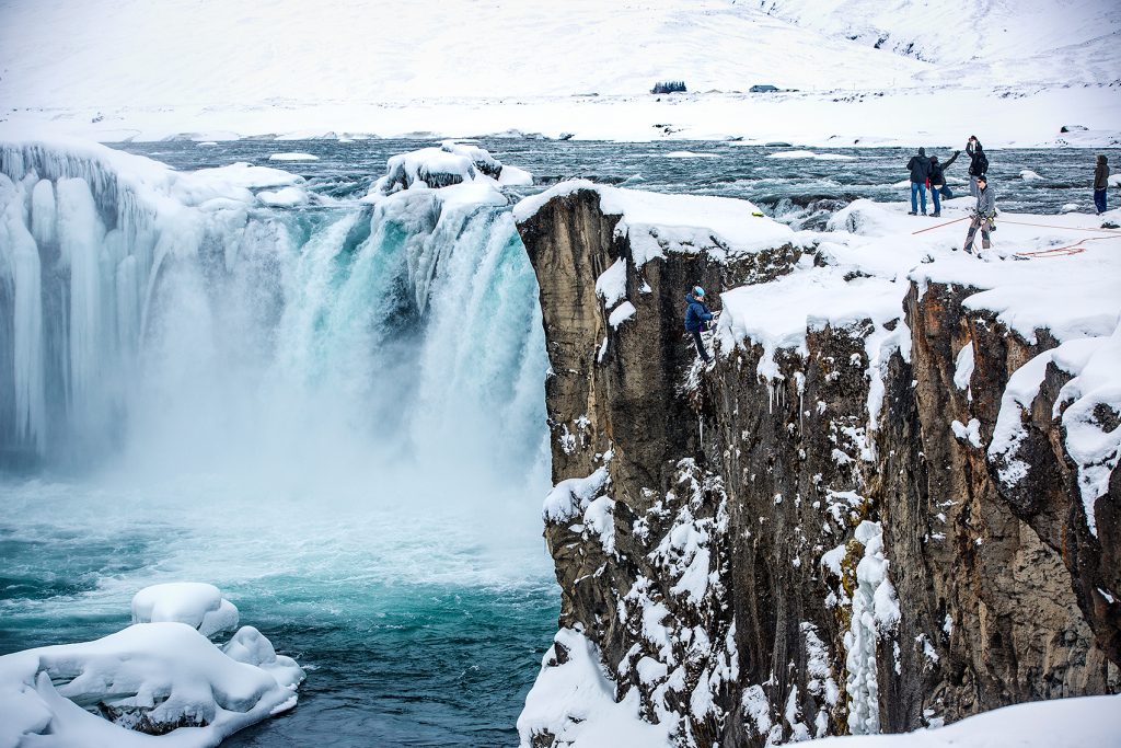 Drohnenaufnahme von einem Wasserfall in Island