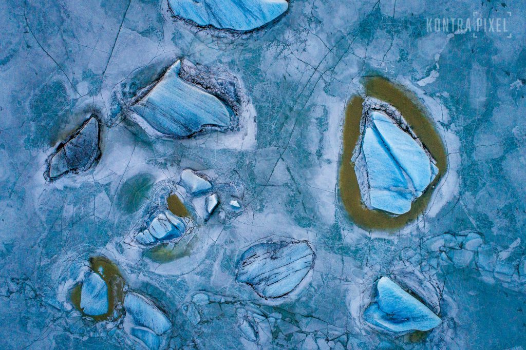 Luftaufnahme per Drohne von Eisschollen in Island