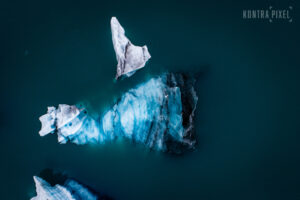 Luftaufnahme per Drohne von Eisbergen in Island