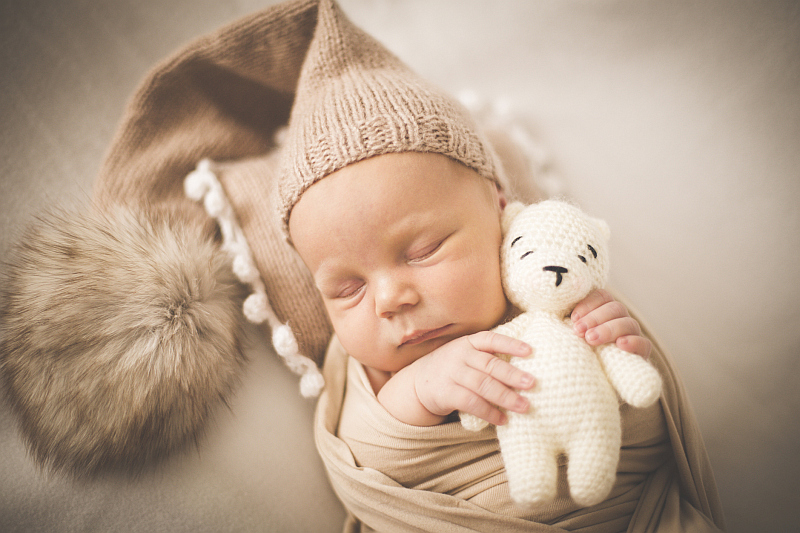 Babyfotografie: Neugeborenes mit Teddy (Portrait)