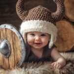 Nordische Jungennamen: Baby als Wikinger verkleidet