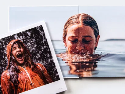 Echtfotobuch Beispiel mit Frau im Wasser auf Doppelseite ohne Falz und Frau im Regen auf dem Cover