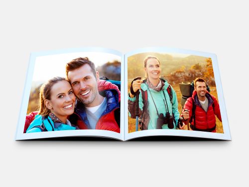 Beispiel für ein Fotobuch mit Softcover. Die beiden Motive sind ein Paar beim Wandern.