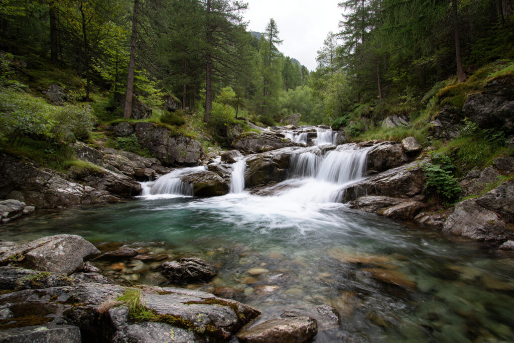 Wasserfall in den Bergen mit langer Belichtungszeit aufgenommen
